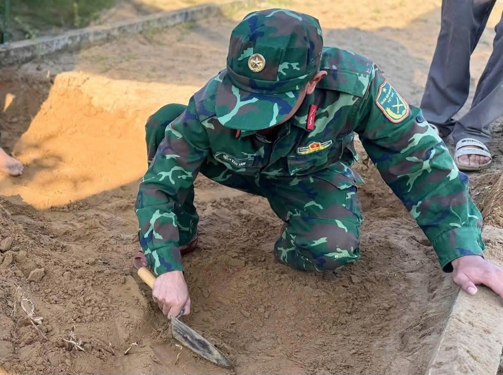 Lực lượng quy tập thận trọng khai quật hài cốt liệt sĩ tại phường Hội An Đông.
ẢNH: CTV