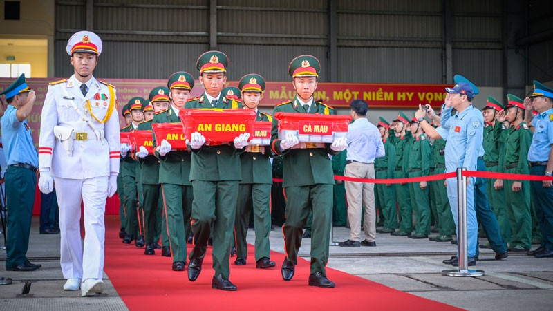 Hơn 15.000 mẫu hài cốt liệt sĩ của An Giang, Cần Thơ, Đồng Tháp, Vĩnh Long và Cà Mau đưa lên máy bay đi giám định ADN. (Ảnh: PHƯƠNG VŨ)