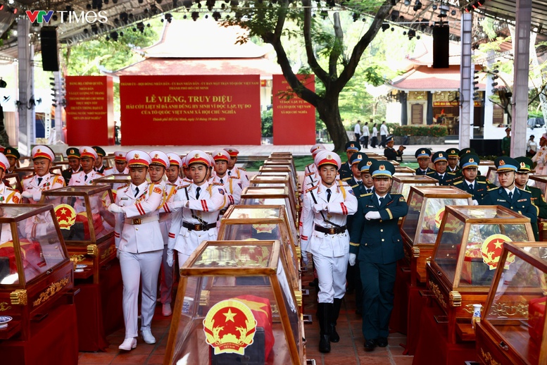 Sáng 12/10, tại Công viên văn hóa Lê Thị Riêng, phường Hòa Hưng, TP Hồ Chí Minh, buổi tổng duyệt Lễ viếng, Lễ truy điệu và an táng hài cốt liệt sĩ được tìm kiếm, quy tập tại khu vực này đã diễn ra trong không khí trang nghiêm - Ảnh: VTV


