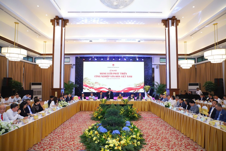 Thứ trưởng Bộ VHTTDL Nguyễn Huy Dũng giới thiệu 17 sáng kiến Phát triển công nghiệp văn hóa Việt Nam gắn liền với nhu cầu thực tế của thị trường. Ảnh: Việt Hùng

