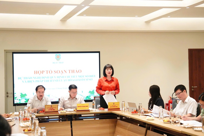 Phó Cục trưởng Cục Phổ biến, giáo dục pháp luật và Trợ giúp pháp lý Ngô Quỳnh Hoa trao đổi tại cuộc họp - Ảnh: BTP


