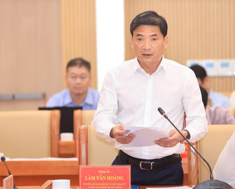 Ông Lâm Văn Hoàng, Chánh Văn phòng Bộ Xây dựng thông tin tại hội nghị - Ảnh: Tạ Hải

