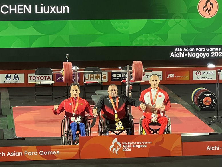 Lê Văn Công (ngoài cùng bên trái) giành huy chương đầu tiên cho Đoàn Thể thao Người khuyết tật Việt Nam. Ảnh: BTC

