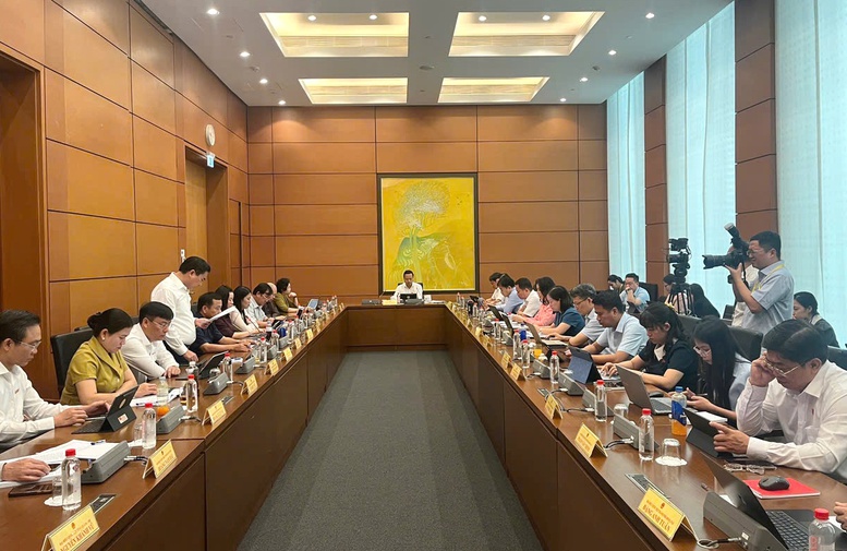 Tổ 4 (các đoàn Đại biểu Quốc hội: Đồng Nai, Quảng Trị, Điện Biên) thảo luận - Ảnh: chinhphu.vn/Nguyễn Hoàng

