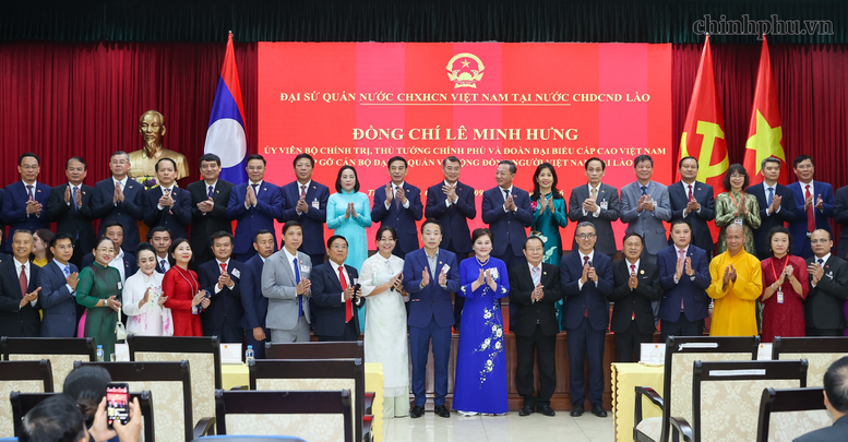 Thủ tướng Lê Minh Hưng gặp gỡ cán bộ, nhân viên các cơ quan đại diện Việt Nam tại Lào, đại diện các hội đoàn và cộng đồng người Việt Nam đang sinh sống, học tập, làm việc tại Thủ đô Vientiane - Ảnh: chinhphu.vn/Nhật Bắc