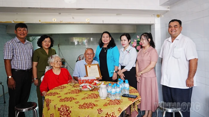 Thăm, chúc thọ người cao tuổi tròn 100 tuổi tại phường Long Châu và Tân Ngãi