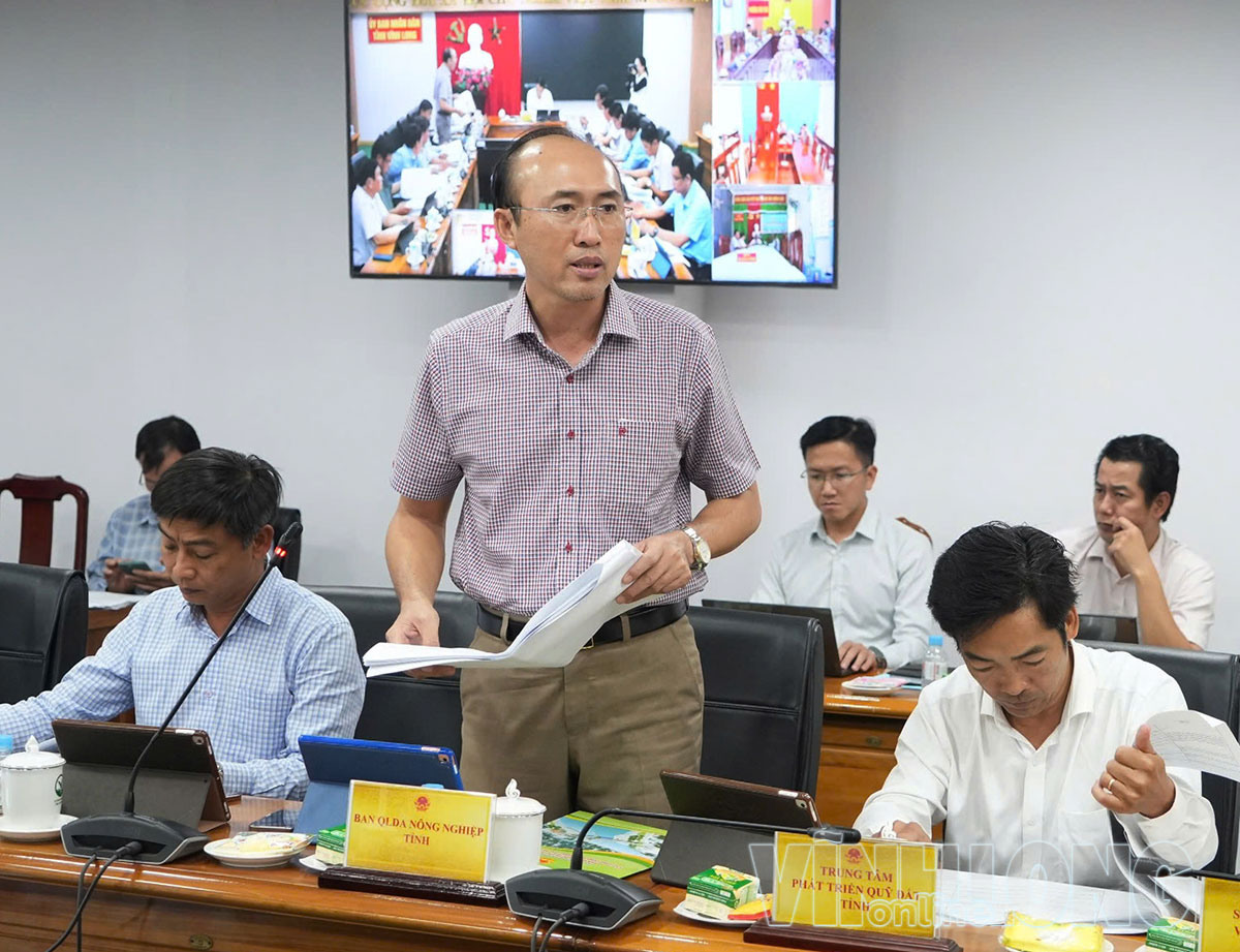 Lãnh đạo Ban Quản lý dự án nông nghiệp tỉnh Vĩnh Long báo cáo tiến độ giải ngân các công trình tại cuộc họp