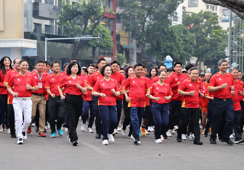 Đồng chí Trần Cẩm Tú, Ủy viên Bộ Chính trị, Thường trực Ban Bí thư; đồng chí Phạm Thị Thanh Trà, Bí thư Trung ương Đảng, Phó Thủ tướng Chính phủ và các đại biểu tham gia hoạt động chạy bộ, đi bộ - Ảnh: chinhphu.vn/Thu Giang