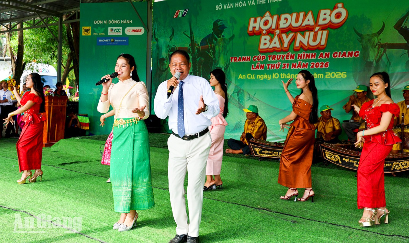 Các tiết mục văn nghệ biểu diễn phục vụ khán giả.