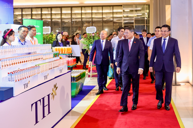 Thủ tướng Lê Minh Hưng tham quan gian hàng trưng bày tại buổi lễ - Ảnh: chinhphu.vn/Nhật Bắc