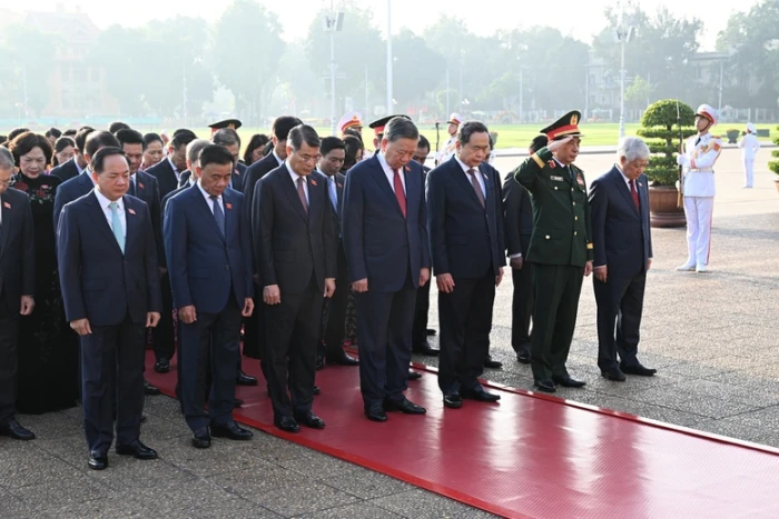 Lãnh đạo Đảng, Nhà nước, các đại biểu Quốc hội vào Lăng viếng Chủ tịch Hồ Chí Minh
