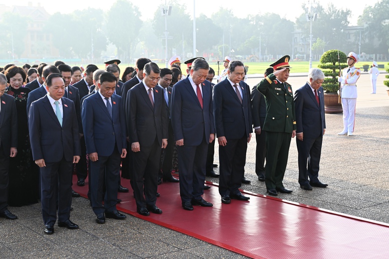 Các đồng chí lãnh đạo, nguyên lãnh đạo Đảng, Nhà nước và các đại biểu Quốc hội thành kính, tưởng nhớ công lao to lớn của Chủ tịch Hồ Chí Minh - Ảnh: chinhphu.vn/Nhật Bắc