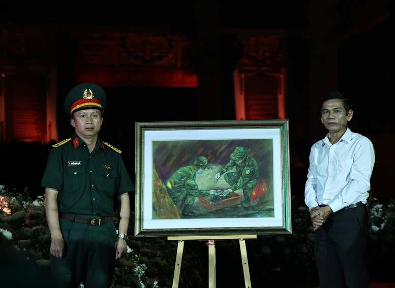 Họa sĩ Lê Sa Long trao tặng toàn bộ 20 bức tranh cho Bộ Tư lệnh TPHCM - Ảnh: chinhphu.vn/Thu Giang

