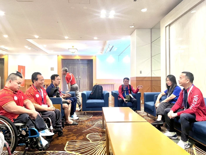 Nhà vô địch Lê Văn Công cầm cờ Việt Nam tại khai mạc ASIAN Para Games 5