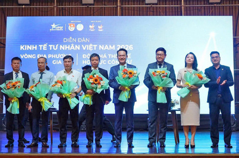 Ban tổ chức VPSF 2026 tặng hoa các diễn giả trong một phiên đối thoại địa phương. (Ảnh: Ban Tổ chức VPFS cung cấp)
