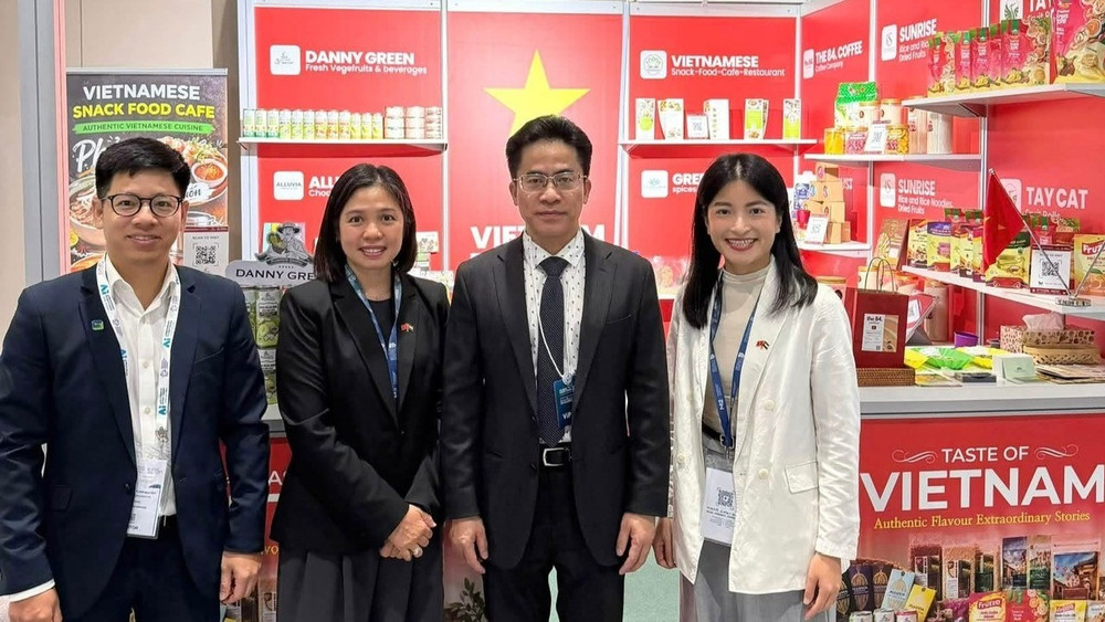 Đại sứ Nguyễn Thanh Diệp (thứ 2 từ phải sang) và cán bộ Đại sứ quán tại gian hàng giới thiệu sản phẩm của Việt Nam. (Ảnh: Đại sứ quán Việt Nam tại UAE cung cấp)
