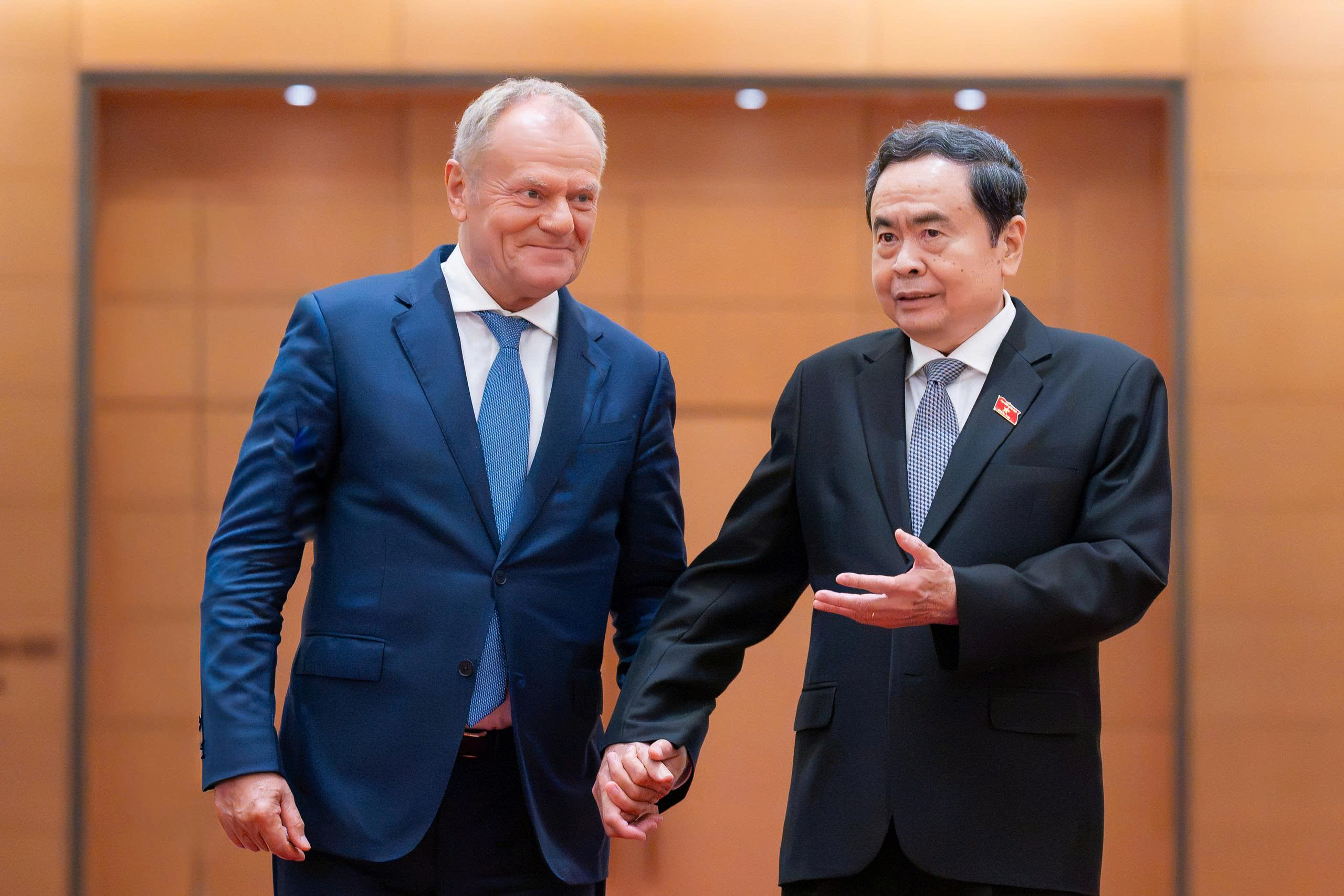 Chủ tịch Quốc hội Trần Thanh Mẫn trao đổi với Thủ tướng Ba Lan Donald Tusk.
ẢNH: QUOCHOI.VN
