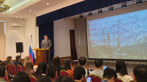Giám đốc Trung tâm Khoa học và Văn hóa Nga tại Hà Nội Vladimir Murashkin phát biểu khai mạc sự kiện. (Ảnh: NGÔ HƯƠNG)
