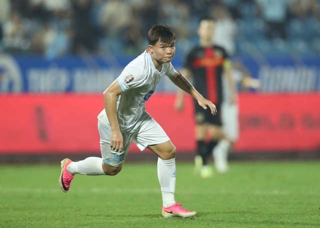 Mạnh Quỳnh ghi bàn mở tỷ số cho CLB Nam Định trận hòa Ninh Bình FC 1-1. Ảnh: CLB Nam Định