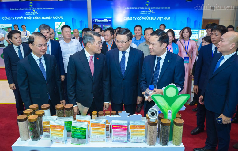 Thủ tướng Lê Minh Hưng tham quan gian trưng bày của Tổng Công ty Phân bón và Hóa chất Dầu khí, PVFCCo - Phú Mỹ, đơn vị thành viên của Petrovietnam (Trong ảnh: Chủ tịch HĐTV Petrovietnam Lê Ngọc Sơn giới thiệu bộ sản phẩm Phú Mỹ) - Ảnh: chinhphu.vn/Nhật Bắc