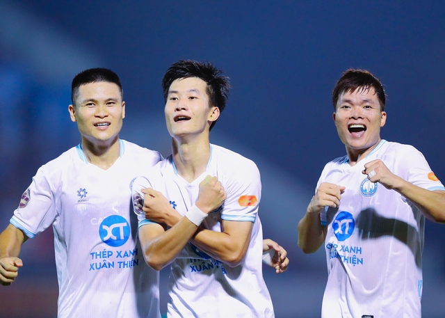 Niềm vui của các cầu thủ CLB Nam Định khi đánh bại CLB TP. Đồng Nai, vươn lên nhì bảng xếp hạng. ẢNH: NAM ĐỊNH FC