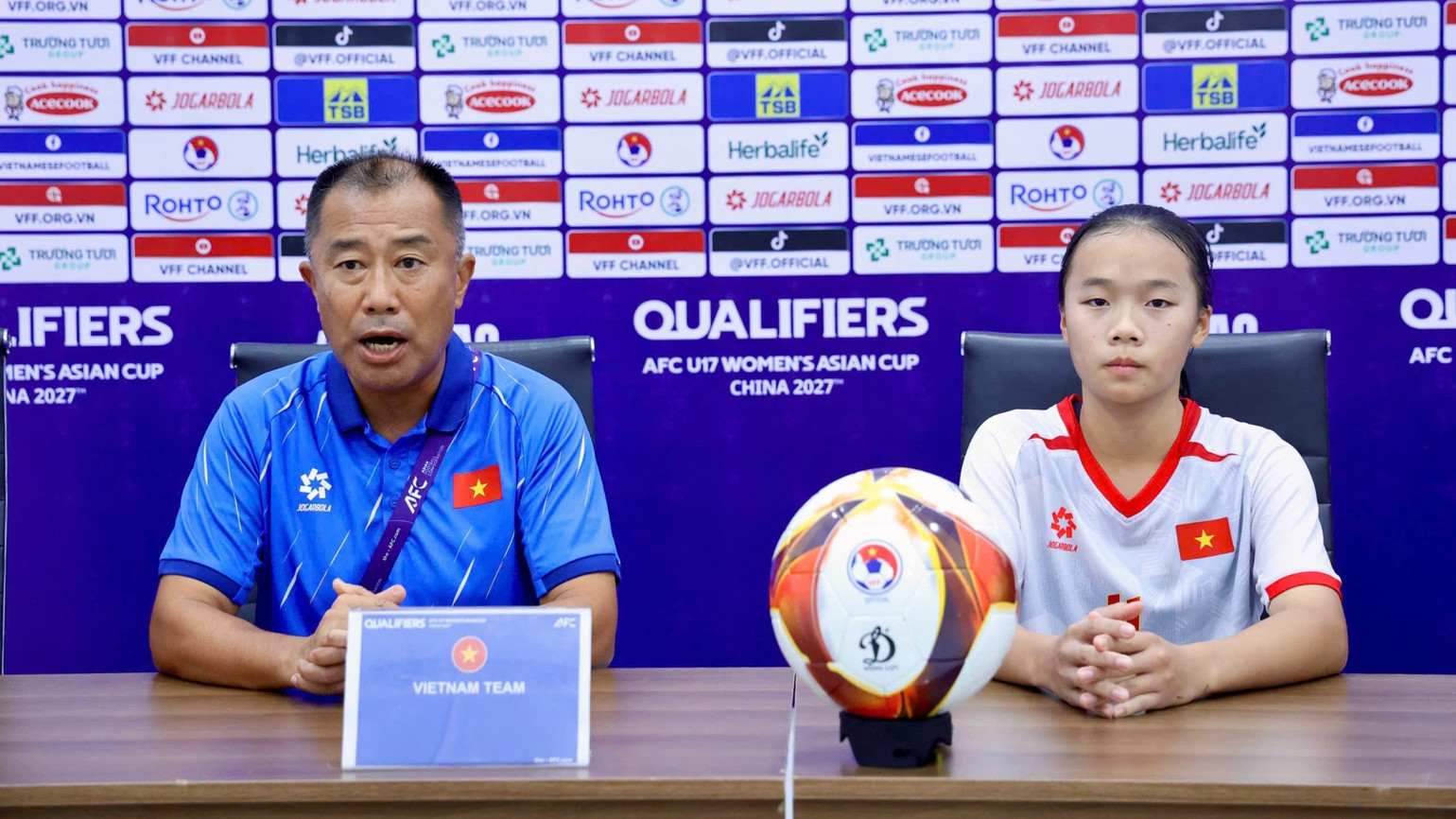 Huấn luyện viên Okiyama Masahiko tại buổi họp báo sau trận đấu. (Ảnh: VFF)
