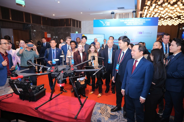 Các đại biểu tham quan Triển lãm các sản phẩm, giải pháp công nghệ chiến lược trong khuôn khổ Tuần lễ
