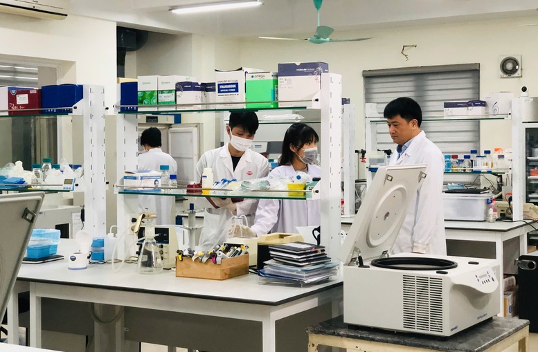 Các nhà khoa học của Viện Hàn lâm Khoa học và Công nghệ Việt Nam trong phòng thí nghiệm - Ảnh: chinhphu.vn

