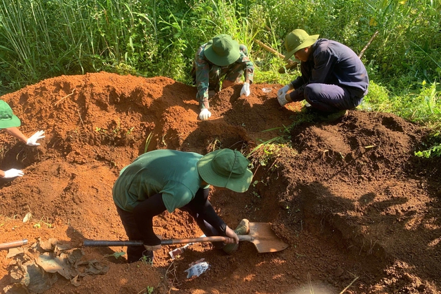 Lực lượng chức năng khẩn trương vào cuộc tìm kiếm hài cốt liệt sĩ.

ẢNH: HUY BẮC

