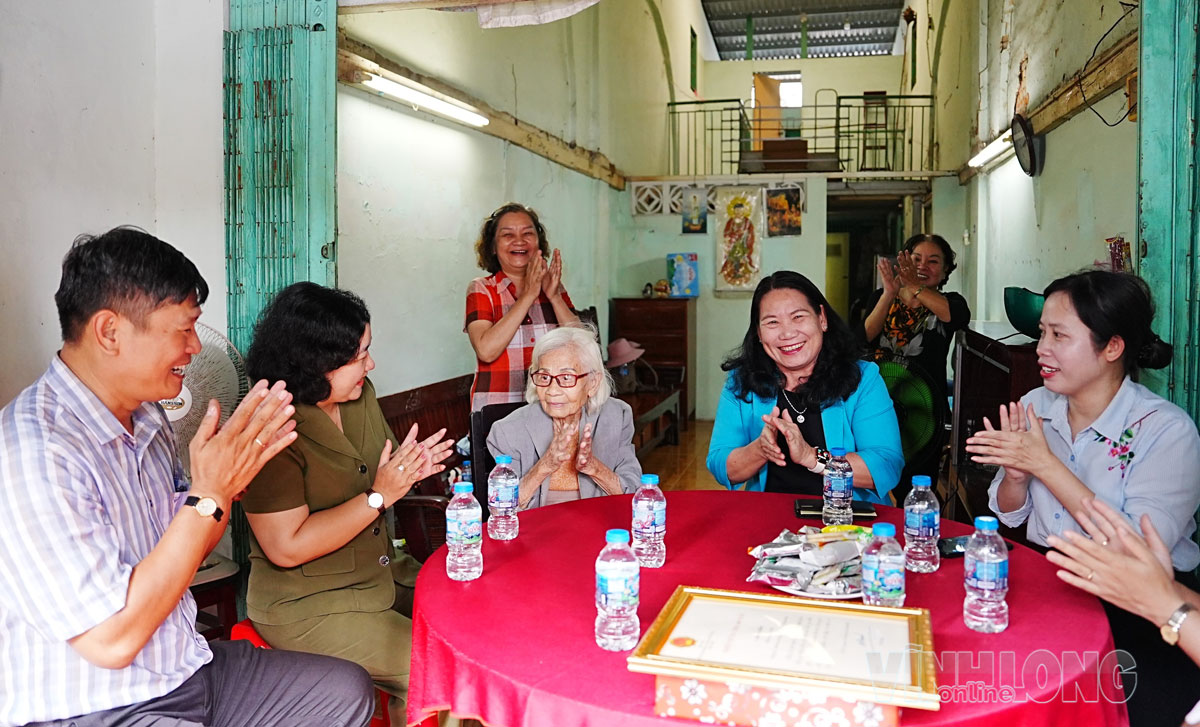 Cụ bà Lâm Liên vui mừng khi đồng chí Nguyễn Thị Bé Mười thăm và trao Thiếp mừng thọ 100 tuổi của Chủ tịch nước.