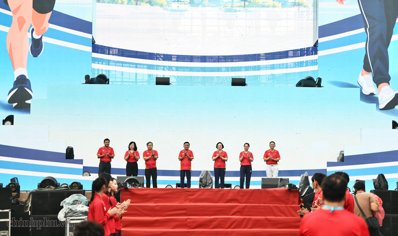 Các đại biểu thực hiện nghi thức phát động Phong trào toàn dân tập luyện thể thao năm 2026 - Ảnh: chinhphu.vn/Thu Giang