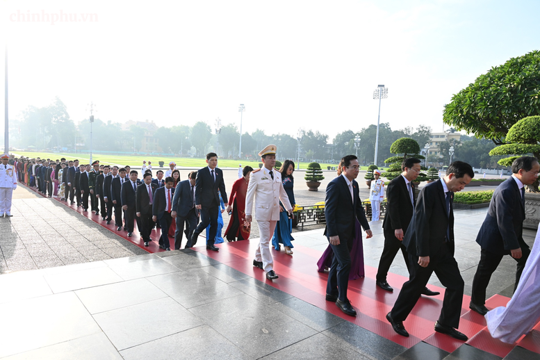 Các đại biểu Quốc hội vào Lăng viếng Chủ tịch Hồ Chí Minh - Ảnh: chinhphu.vn/Nhật Bắc
