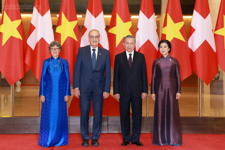 Tổng Bí thư, Chủ tịch nước Tô Lâm và Phu nhân; Tổng thống Liên bang Thụy Sĩ Guy Parmelin và Phu nhân tại Lễ đón - Ảnh: chinhphu.vn/Nhật Bắc