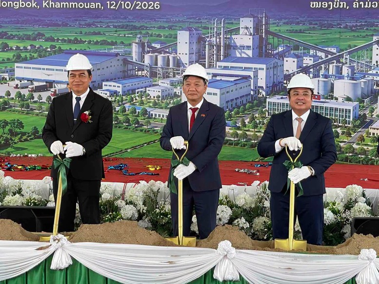 Đại sứ Nguyễn Minh Tâm cùng các đại biểu thực hiện nghi lễ động thổ tại lễ tái khởi động dự án - Ảnh: Thương vụ Việt Nam tại Lào

