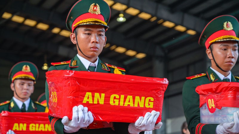 Riêng tỉnh An Giang có 4.762 mẫu hài cốt liệt sĩ, được đóng trong khoảng 40 thùng chuyên dụng, tổng trọng lượng khoảng 520kg. (Ảnh: PHƯƠNG VŨ)