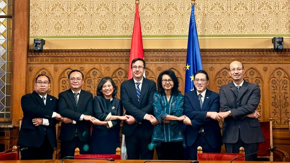 Đại sứ Bùi Lê Thái (ngoài cùng bên phải) và Đại sứ các nước ASEAN chụp ảnh kỷ niệm cùng ông Márton Hajdu, Chủ nhiệm Ủy ban Đối ngoại Quốc hội Hungary. (Ảnh: Đại sứ quán Việt Nam tại Hungary cung cấp)
