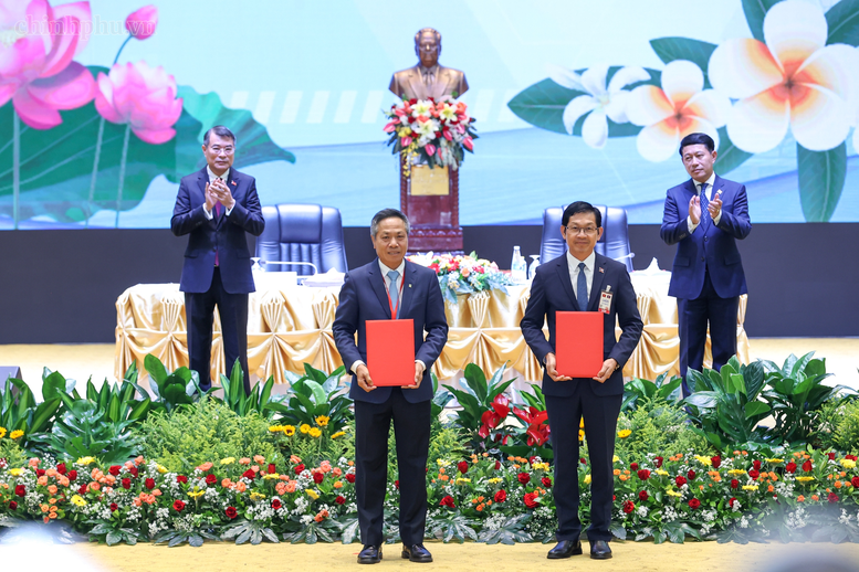 Thủ tướng Chính phủ Lê Minh Hưng và Thủ tướng Chính phủ Lào Saleumxay Kommasith chứng kiến lễ trao giấy chứng nhận đầu tư và thỏa thuận hợp tác các dự án giữa các cơ quan và doanh nghiệp hai nước - Ảnh: chinhphu.vn/Nhật Bắc