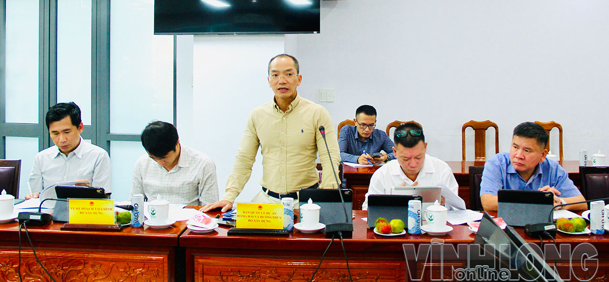  Đại diện Ban Quản lý dự án Hàng hải và Đường thủy (Bộ Xây dựng) báo cáo tại buổi làm việc.