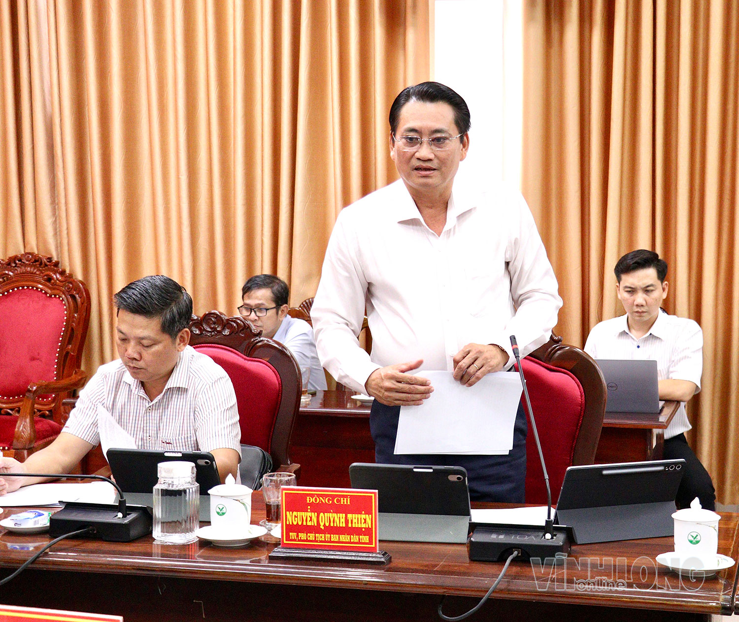 Đồng chí Nguyễn Quỳnh Thiện- Tỉnh ủy viên, Phó Chủ tịch UBND tỉnh phát biểu tại cuộc họp.