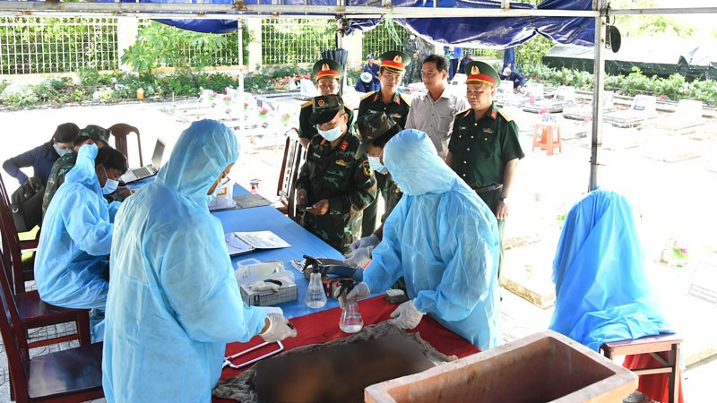 Từng mẫu sinh phẩm được thực hiện cẩn trọng, qua đó ghi nhận nhiều kỷ vật lịch sử, mở ra manh mối xác minh danh tính. (Ảnh: PHƯƠNG VŨ)
