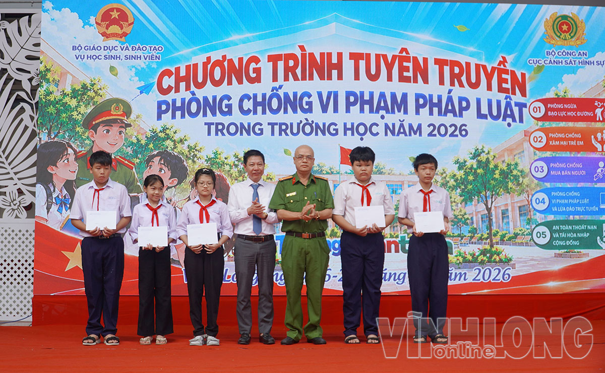 Học sinh có hoàn cảnh khó khăn của Trường THCS Bến Tre nhận học bổng tại chương trình.
