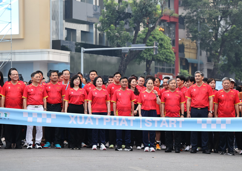 Các đại biểu tham gia hoạt động chạy bộ, đi bộ quanh hồ Hoàn Kiếm - Ảnh: chinhphu.vn/Thu Giang