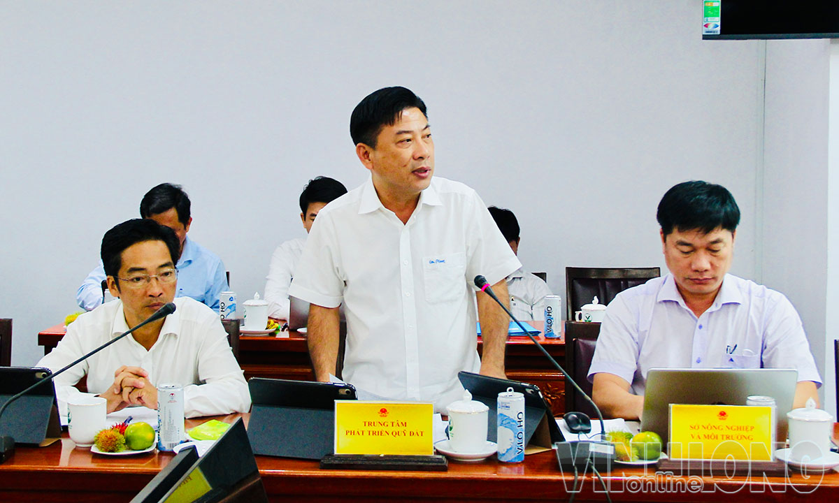Lãnh đạo Trung tâm Phát triển quỹ đất tỉnh báo cáo tại buổi làm việc.