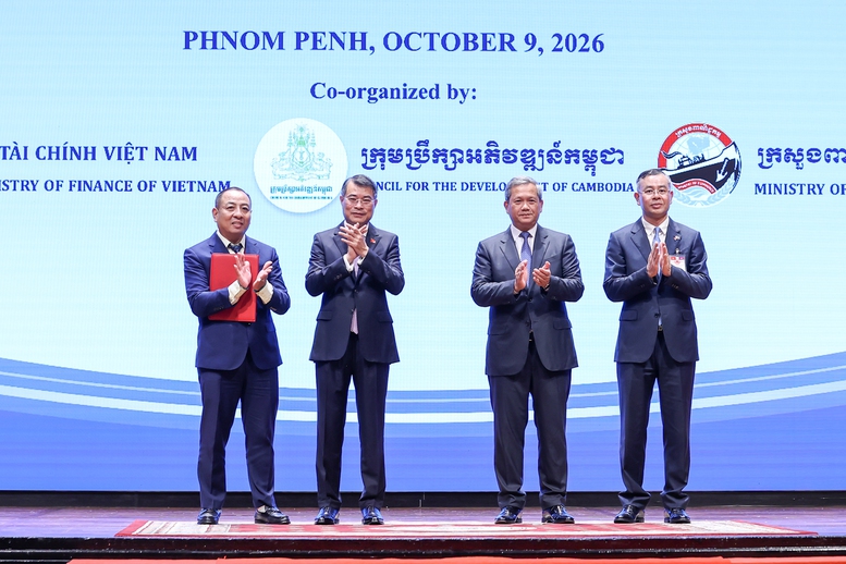 Thủ tướng Chính phủ Lê Minh Hưng và Thủ tướng Chính phủ Campuchia Hun Manet chứng kiến các cơ quan, doanh nghiệp hai nước trao các văn kiện hợp tác - Ảnh: chinhphu.vn/Nhật Bắc