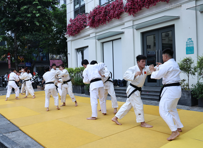 Các môn thể thao được giới thiệu tại khu vực hồ Hoàn Kiếm - Ảnh: chinhphu.vn/Thu Giang