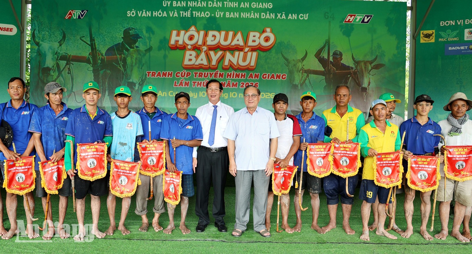 Ban Tổ chức tặng cờ lưu niệm cho các chủ bò.