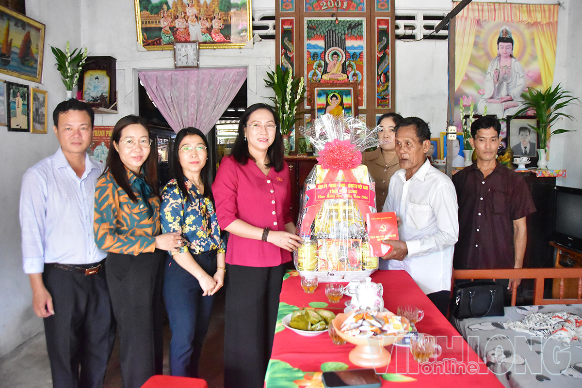 Đoàn công tác thăm tăng quà cho gia đình ông Thạch Đông.