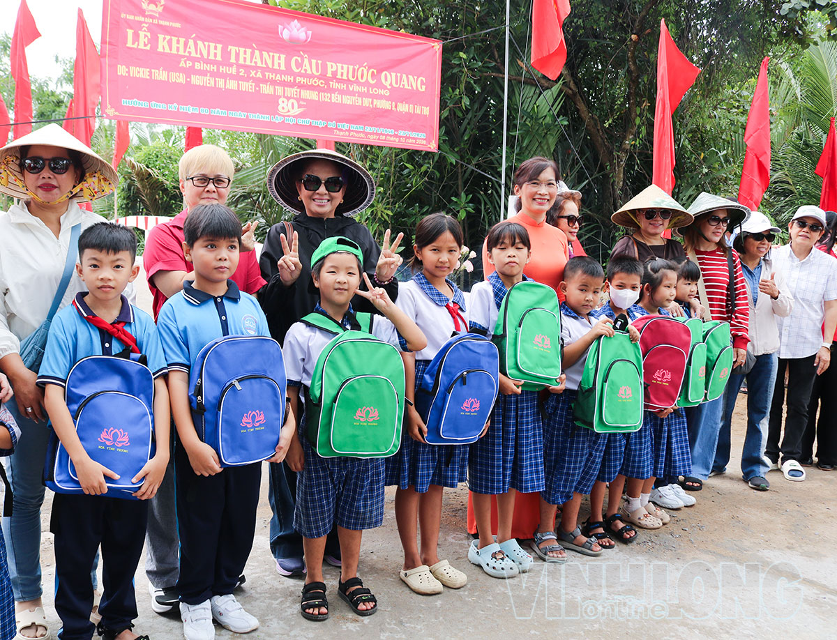 Chính quyền địa phương, nhà tài trợ tặng quà cho học sinh có hoàn cảnh khó khăn tại ấp Bình Huề.