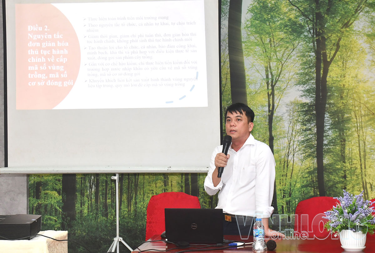 Tiến sĩ Lâm Văn Lĩnh - Phó Chi cục Trưởng, Chi cục Trồng trọt và Bảo vệ thực vật Vĩnh Long trình bày nội dung tại lớp tập huấn.