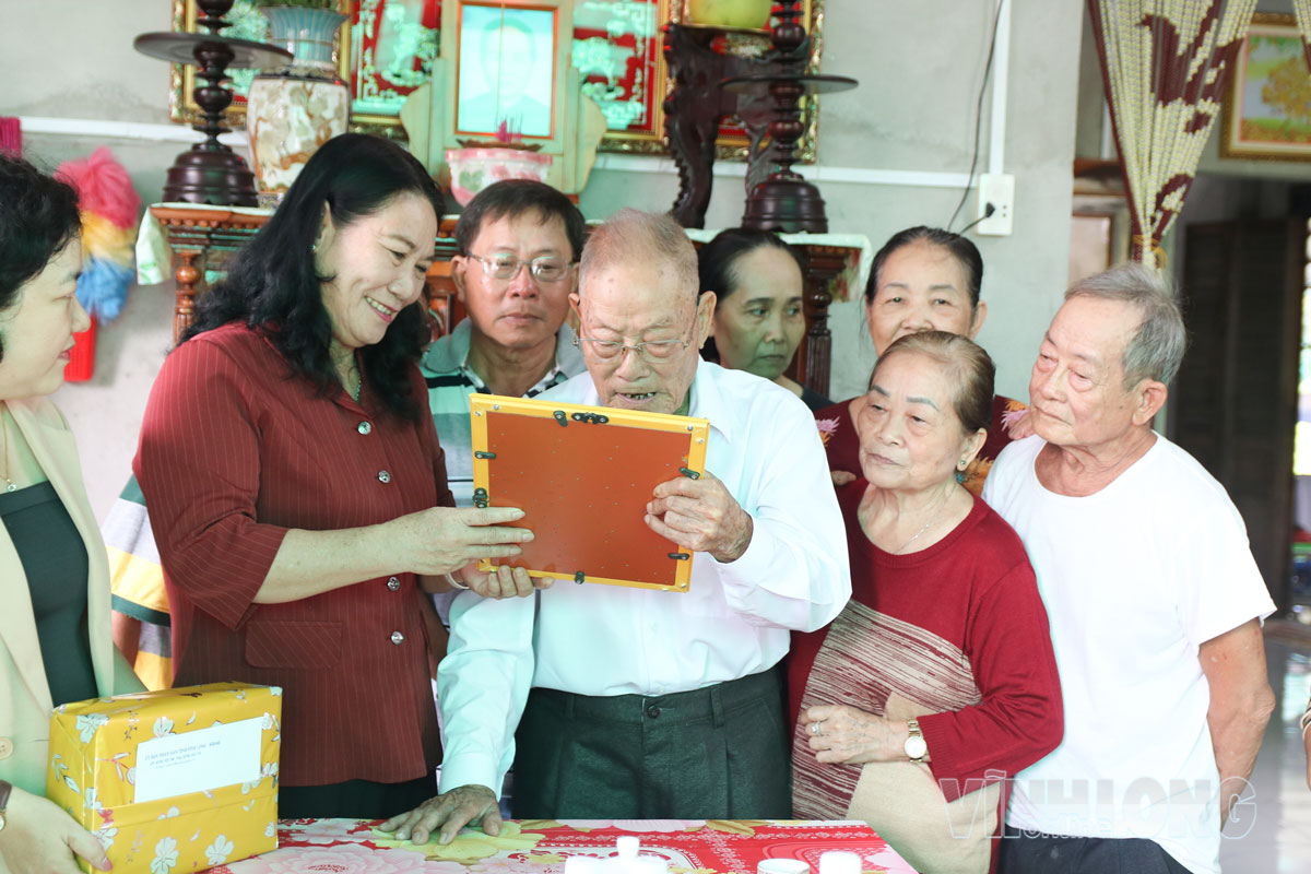 Cụ ông Nguyễn Văn Sáu phấn khởi đọc Thiếp mừng thọ 100 tuổi của Chủ tịch nước.